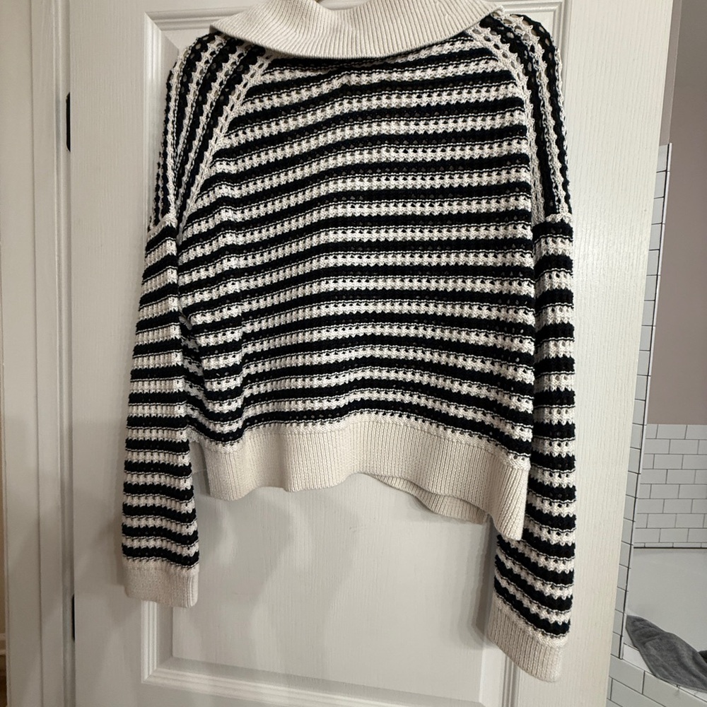 Abercrombie & Fitch V-Neck Black and White Sweater - Picture 2 of 3